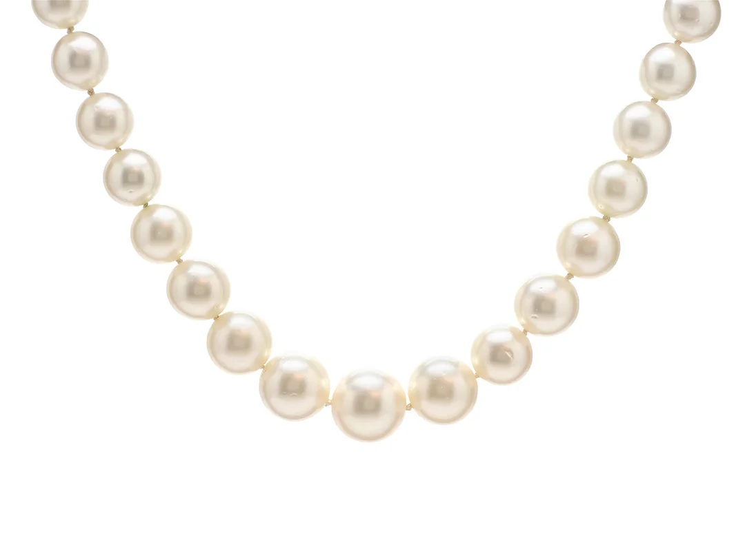 PÄRLCOLLIER, South Seapärlor, 34 st, ca 10,3-15,6 mm, doserat, lås i 18K vitguld, briljantslipade diamanter 0,70 ctv, ca TW/SI, längd 44 cm. — Smycken/Pärlcollier — Kaplans