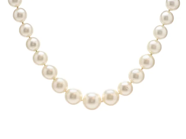 PÄRLCOLLIER, South Seapärlor, 34 st, ca 10,3-15,6 mm, doserat, lås i 18K vitguld, briljantslipade diamanter 0,70 ctv, ca TW/SI, längd 44 cm.