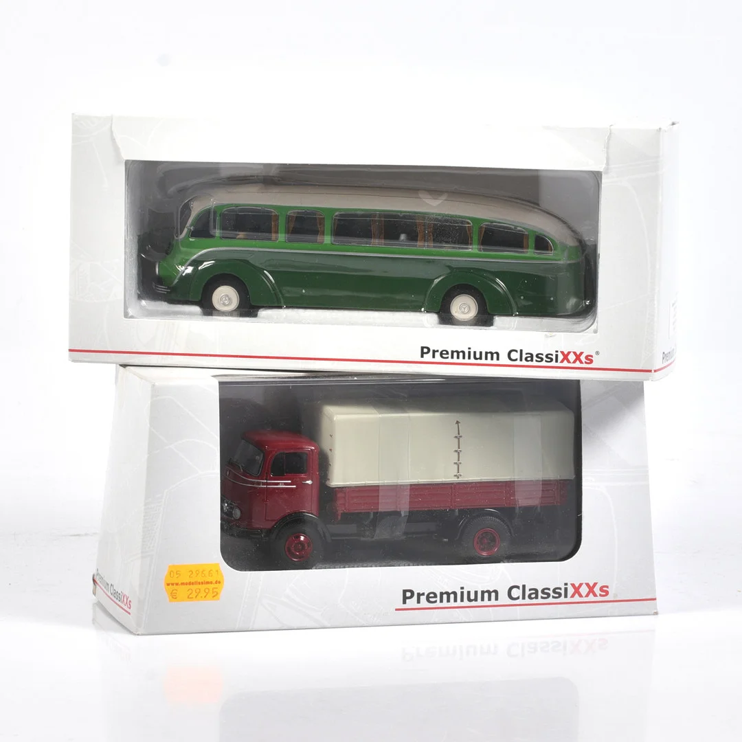 MODELLASTBIL/BUSS, 2 st, metall/resin. Bl.a. Mercedes-Benz LP 911, Premium ClassiXXs, skala 1:43. — Model cars — Stadsauktion Sundsvall