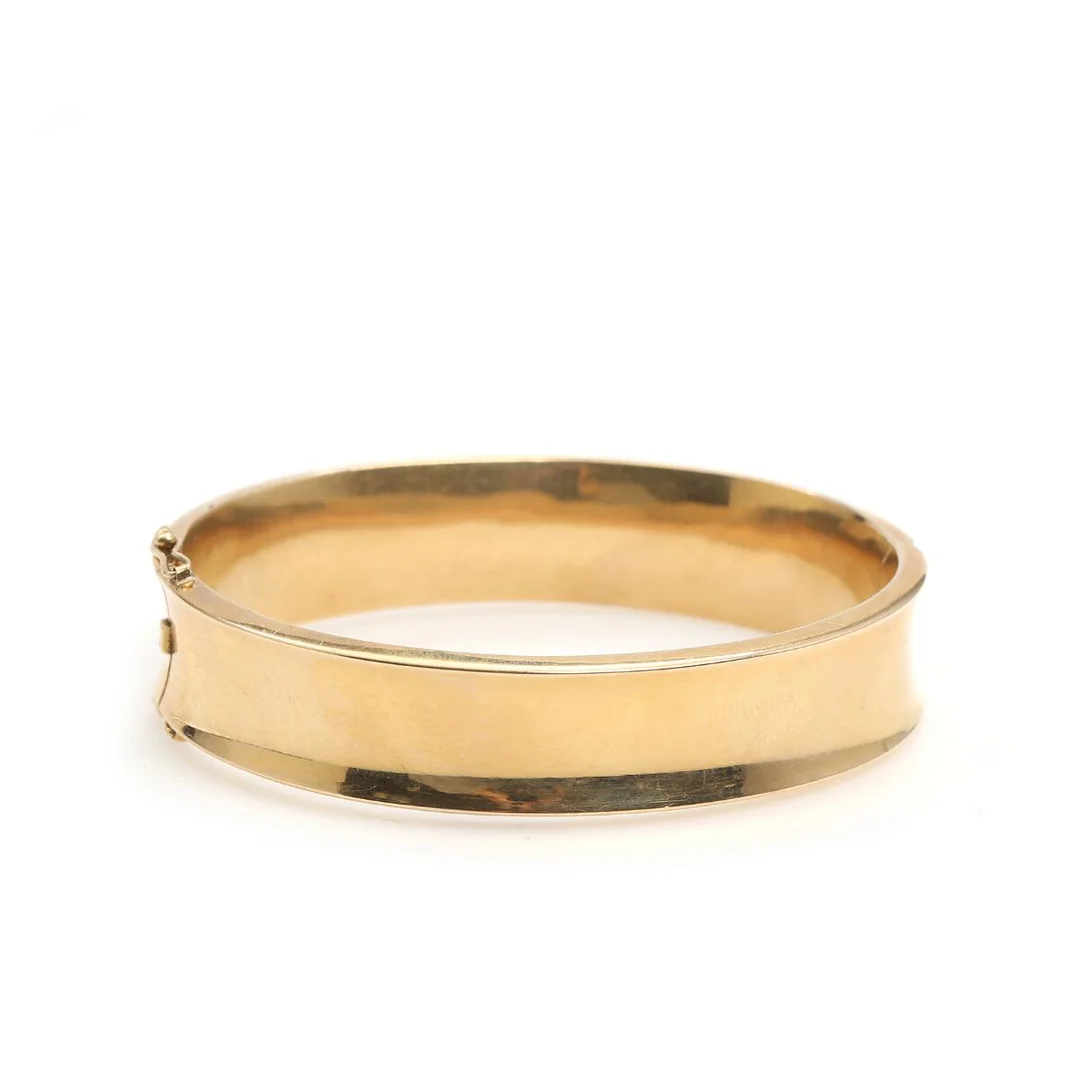 Hinged bangle in 14k gold. W. 1.4 cm. Weight approx. 20 g. Internal diam. approx. 6.2 cm. — Jewellery/Bracelets — Bruun Rasmussen