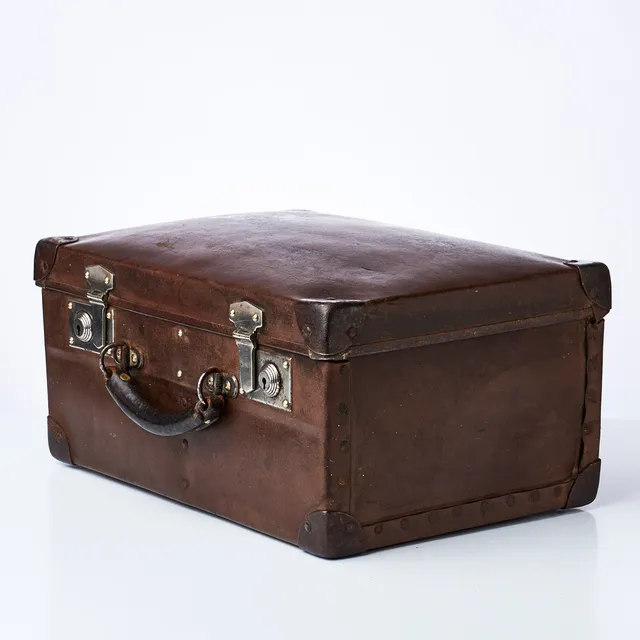 LOUIS VUITTON. RESVÄSKA, alt. portfölj, 1940-tal, i s.k. vulkaniserat läder, märkt Louis Vuitton Paris 70, Champs Élysées, numrerad 814823, insida med två fack.
