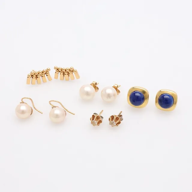 ÖRHÄNGEN, FEM PAR, 18K GULD MED LAPIS LAZULI OCH ODLADE PÄRLOR.