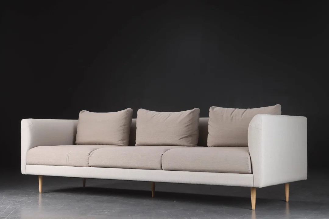 Mogens Hansen. Tre pers. sofa med ben af egetræ. — Furniture/Lounge suites, sofas — Lauritz