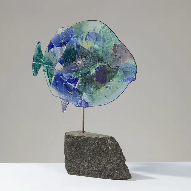 UBEKENDT KUNSTNER. Skulptur af glas i forskellige nuancer forstillende en fisk monteret på base af granit, 20/21. årh.
