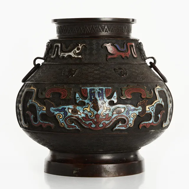 VAS, brons, Japan, tidigt 1900-tal, arkaiserande dekor i champlevé.