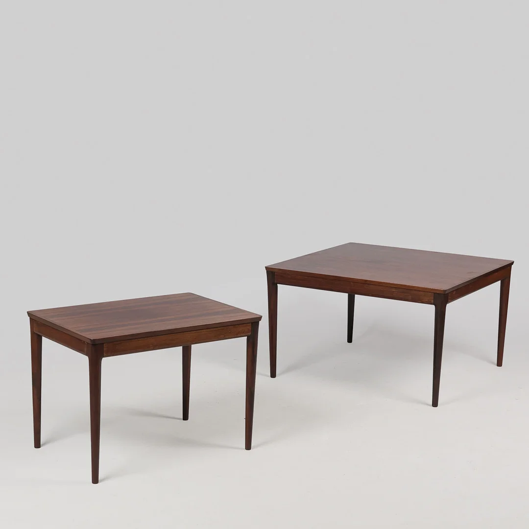 Dansk Møbeldesign. To sideborde / sofaborde af palisander, dansk møbelproducent, Danmark, 1900 tallets anden halvdel, (2). — Tables — Palsgaard Kunstauktioner