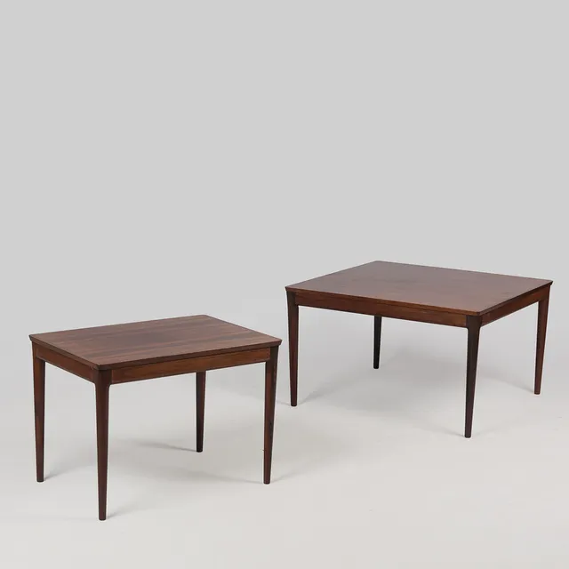 Dansk Møbeldesign. To sideborde / sofaborde af palisander, dansk møbelproducent, Danmark, 1900 tallets anden halvdel, (2).