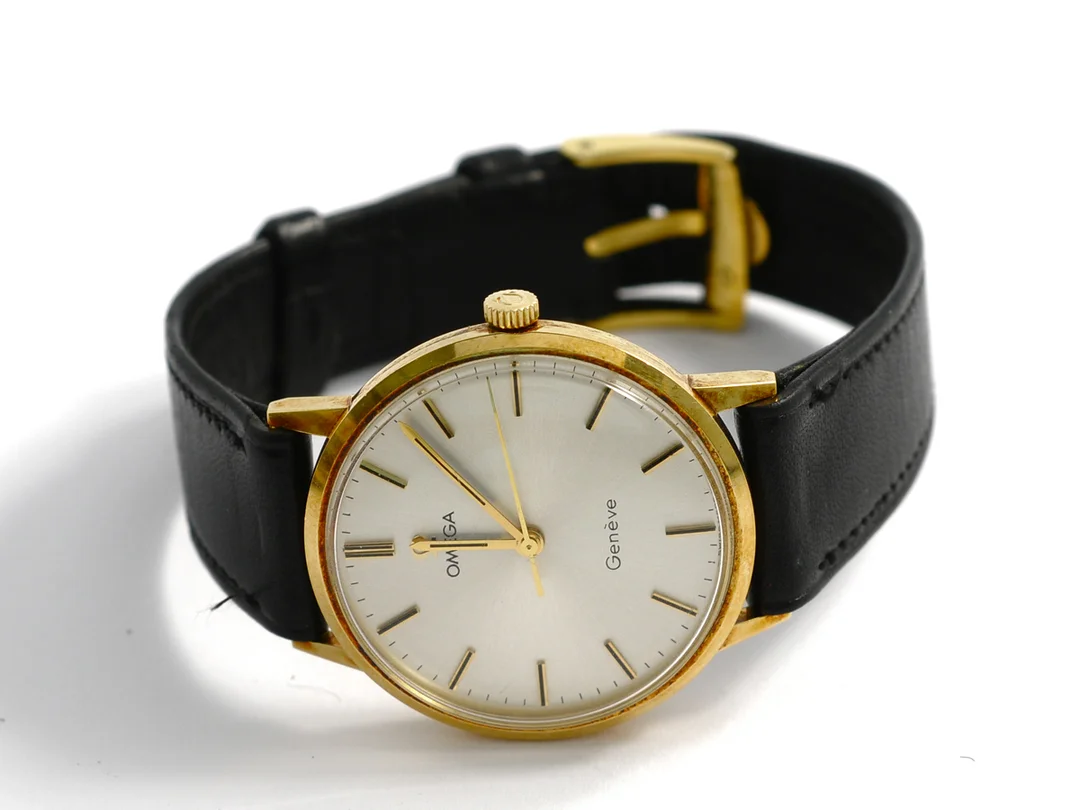 OMEGA, Genève, Cal 601, Serie nr. 30451739, Ref nr. BD 131.041, Boett nr. 131.041, herrur, 33 mm, 14K guld, manuell, plexiglas, läderband, originalspänne, cert, januari 1971, box (skadad). — Klockor/Omega — Kaplans