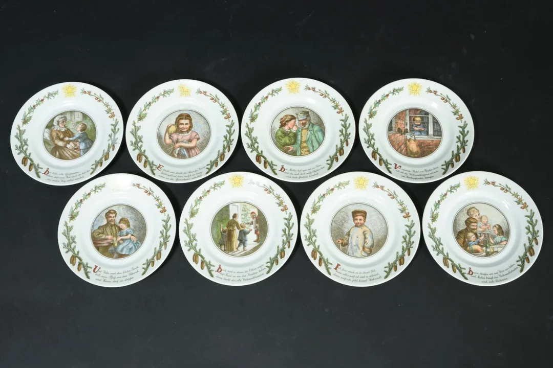 Royal Copenhagen / Kongeligt Porcelæn. 'Peters Jul', Weihnachtsteller el. juleplatter på tysk, nr. 1-8 1. sort. (8) — Glass, porcelain and ceramics/Other glass, porcelain and ceramics — Lauritz