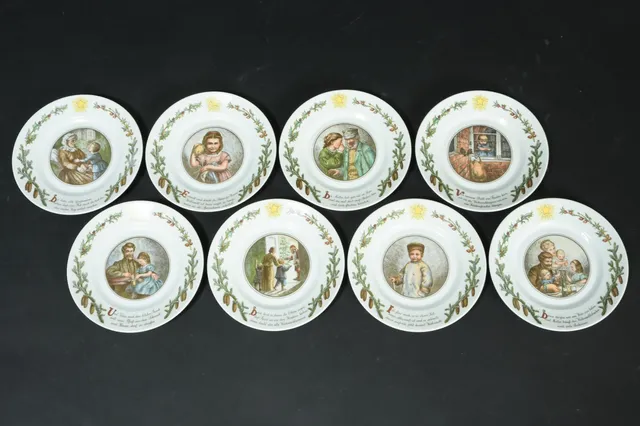 Royal Copenhagen / Kongeligt Porcelæn. 'Peters Jul', Weihnachtsteller el. juleplatter på tysk, nr. 1-8 1. sort. (8)