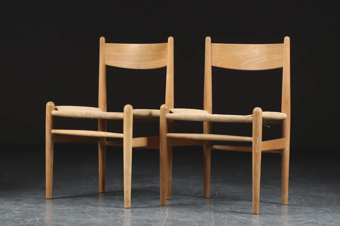Hans J. Wegner for Carl Hansen & Søn. Et par stole af bøgetræ, model 'CH-36' (2) — Furniture/Chairs — Lauritz