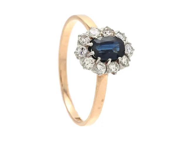 CARMOSÈRING, safir, briljanter, Petterssons Eftr Juvelerar Ab, Stockholm 1933, strl 17,25 mm, en briljant skadad, vikt 2,2 g