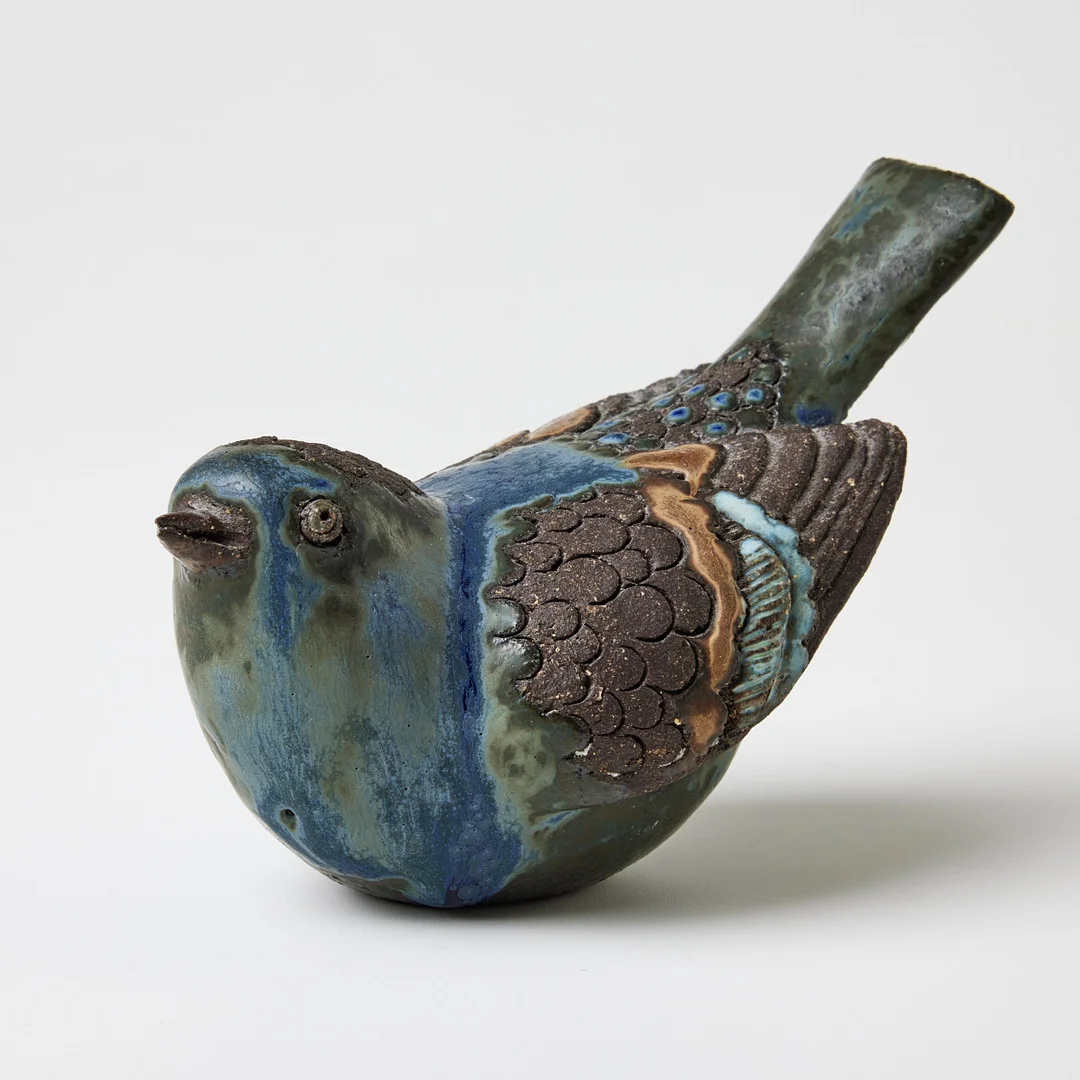 TYRA LUNDGREN. Skulptur, egen ateljé, i form av en fågel, chamotterat stengods. — European — Stockholms Auktionsverk Fine Art