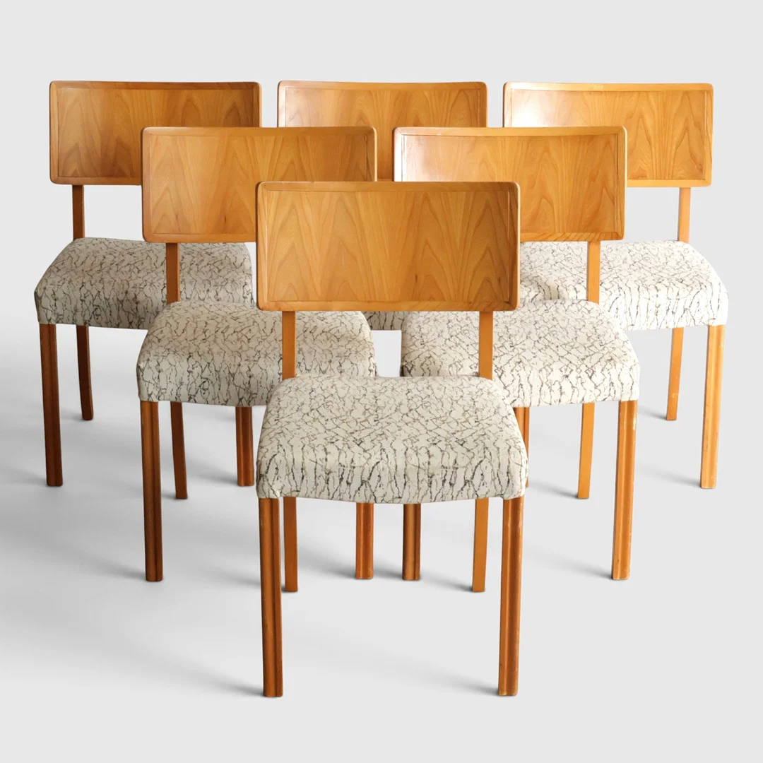 Sæt på seks spisestole med stel af elm, ben med profilering, sæder betrukket med møbelstof. Sverige, 1940-50'erne. — Armchairs & Chairs — Woxholt Auktionshus