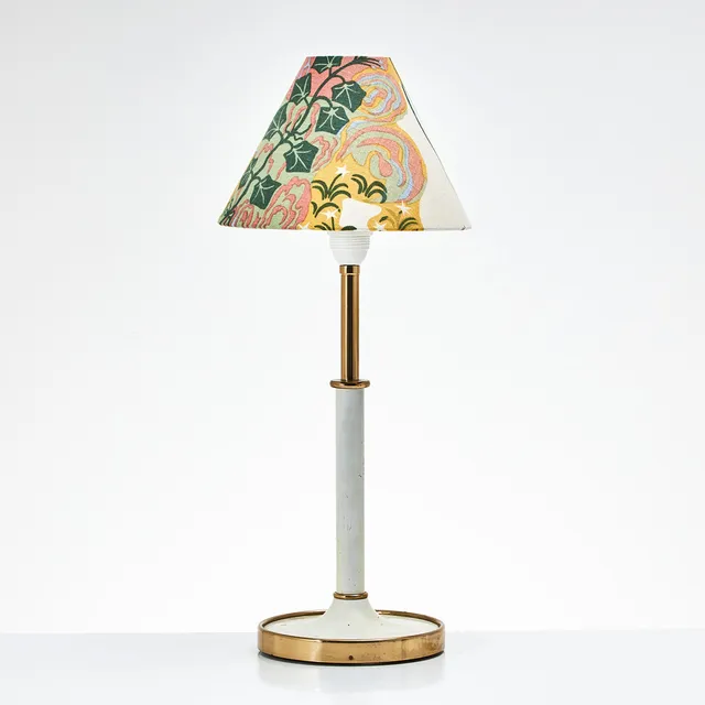 JOSEF FRANK. Bordslampa modell 2466, Firma Svenskt Tenn, med skärm "Anakreon".