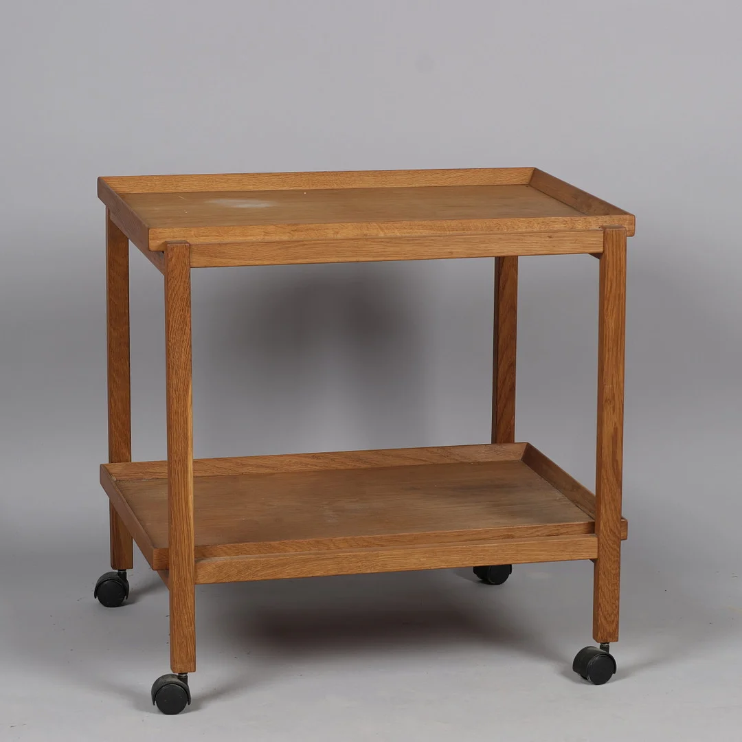Rullebord -bakkebord af eg på hjul. Dansk Design. ca 1970 erne. Danmark. — Tables — Palsgaard Kunstauktioner