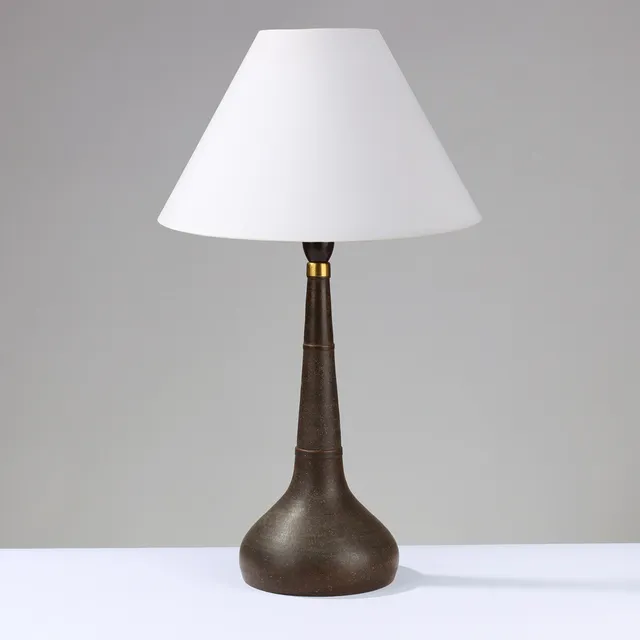 ESBEN KLINT (1915-1969) & NILS KÄHLER (1906-1979). Bordlampe af gråglaseret lertøj, Herman A. Kählers fabrik, Næstved, Danmark, formgivet 1958.
