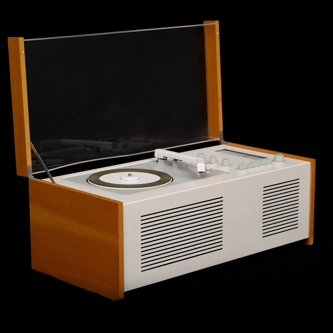 DIETER RAMS & HANS GUGELOT. Radiogrammofon, Braun SK-61 S. — Audio, Vinyl & Hi-Fi — Crafoord Auktioner Malmö