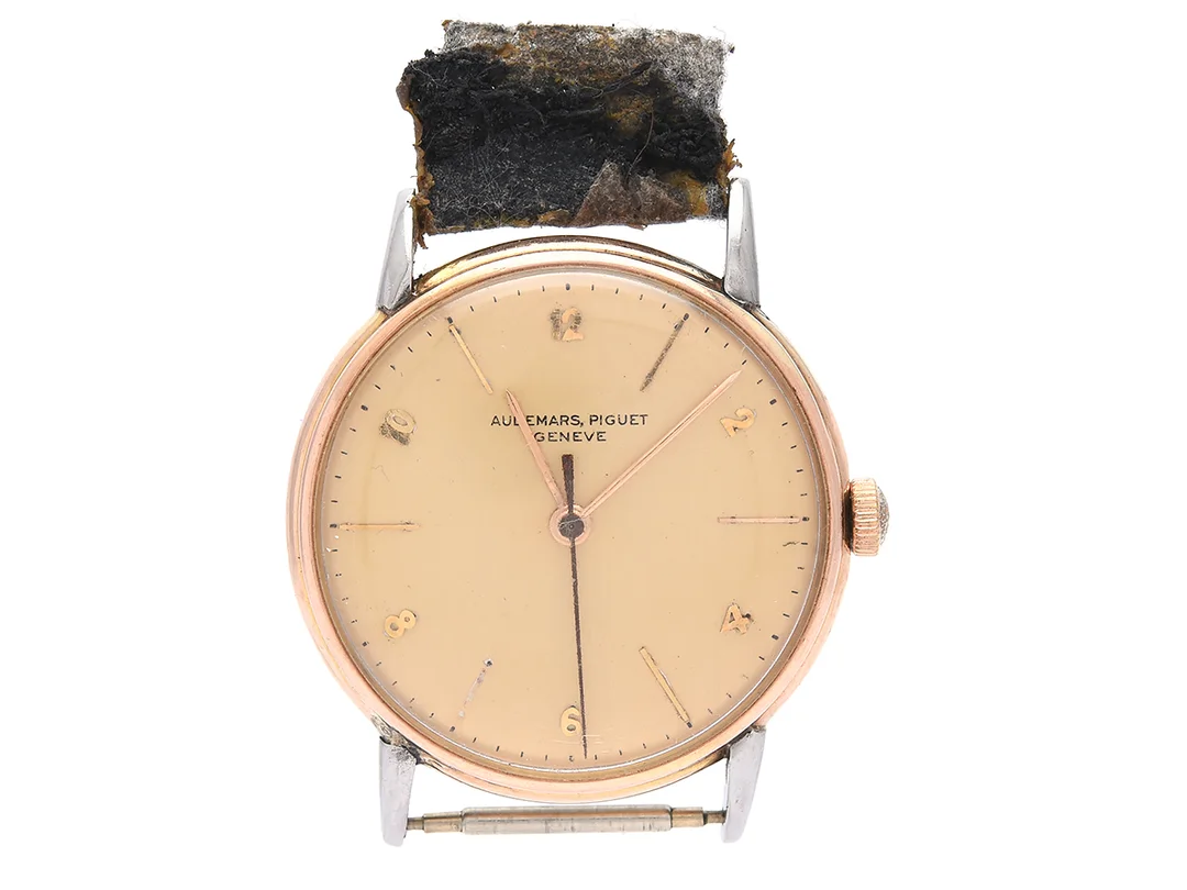 AUDEMARS PIGUET, herrur, 34,5 mm, Serie nr. 46651, Boett nr. 46651, bicolour, manuell, plexiglas, defekt, renoverad urtavla, skadad urtavla (index borta), skadade horn, ca 1955. — Klockor/Audemars Piguet — Kaplans