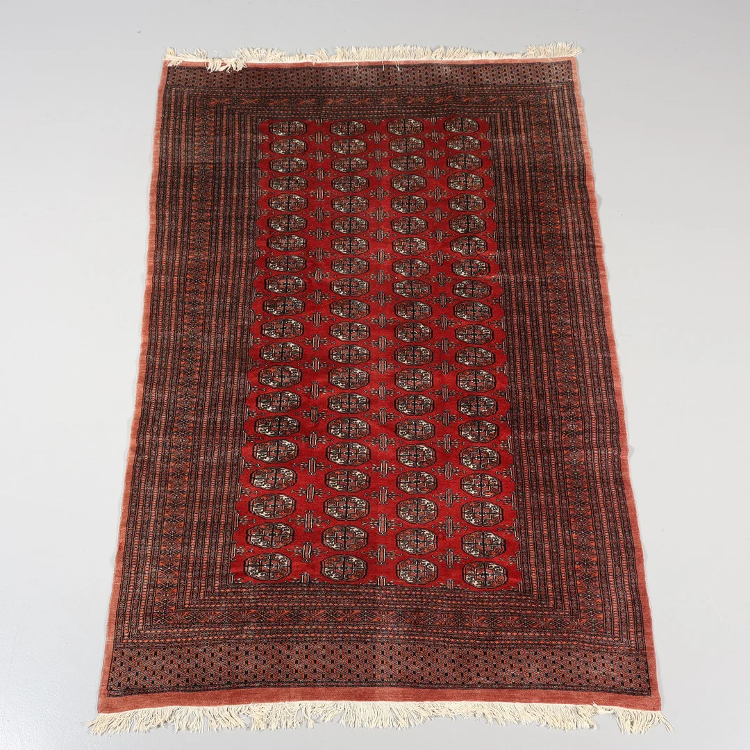 MATTA, "Bochara", persisk, handknuten, 164x245 cm. — Persian Carpets & Textiles — Borås Auktionshall
