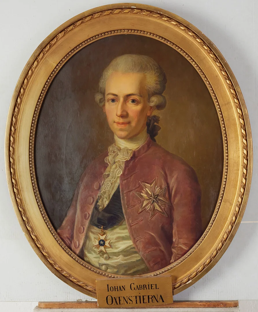 MÄRTA RUDBECK. Porträtt föreställande greve, riksmarskalk och skalden Johan Gabriel Oxenstierna (1750-1818), målat 1926, kopia efter Ulrica Fredrica Pasch's porträtt från 1785. — Paintings — Stockholms Auktionsverk Magasin 5