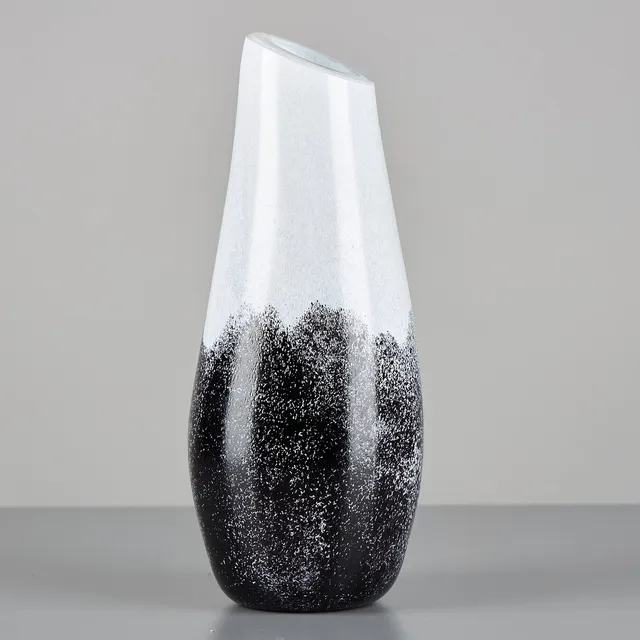 TARMO MAARONEN (1963). VAS, signerad Fiskars 2.8. 2005, vitt glas med svart dekor.