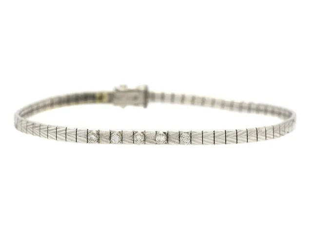ARMBAND, 18K vitguld, 5 briljantslipade diamanter 0,15 ctv, längd 17 cm, vikt 7,8 g, en diamant är skadad.