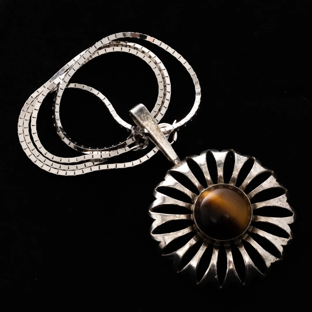 COLLIER med hänge, Sterlingsilver, Bärnsten, Alton. — Necklace — Garpenhus Auktioner