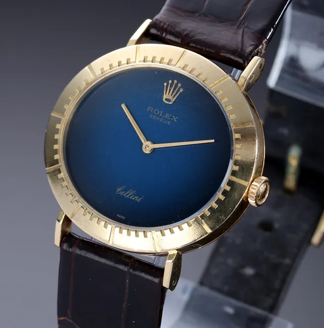 Rolex 'Cellini'. Midsize dameur i 18 kt. guld med blå skive, ca. 1972