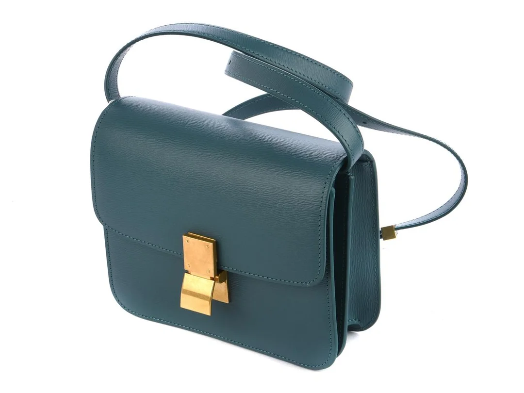 Väska, Celine, Teen Classic Bag in box, blågrönt strukturerat kalvskinn, 18,5x15,5x5,5cm, med gulddetaljer, axelrem, med dustbag, nyskick, köpt 2021 — Accessoarer/Väskor — Kaplans