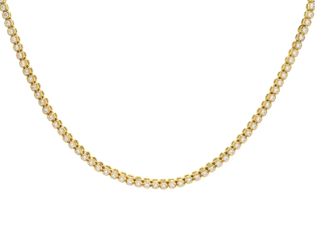 RIVIERECOLLIER, 18K guld, 119 briljantslipade diamanter 7,25 ctv enligt gravyr, ca TW/VVS-VS, längd 44,8 cm inklusive 2 cm förlängning, vikt 39,7 g. — Smycken/Collier — Kaplans