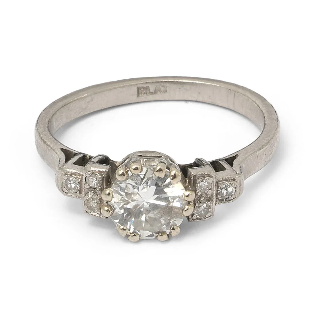 A diamond ring set with an old-cut diamond flanked by six single-cut diamonds, mounted in platinum. Weight app. 1.9 g. Size app. 52. — Jewellery/Rings — Bruun Rasmussen