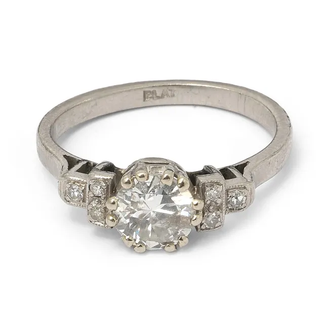 A diamond ring set with an old-cut diamond flanked by six single-cut diamonds, mounted in platinum. Weight app. 1.9 g. Size app. 52.