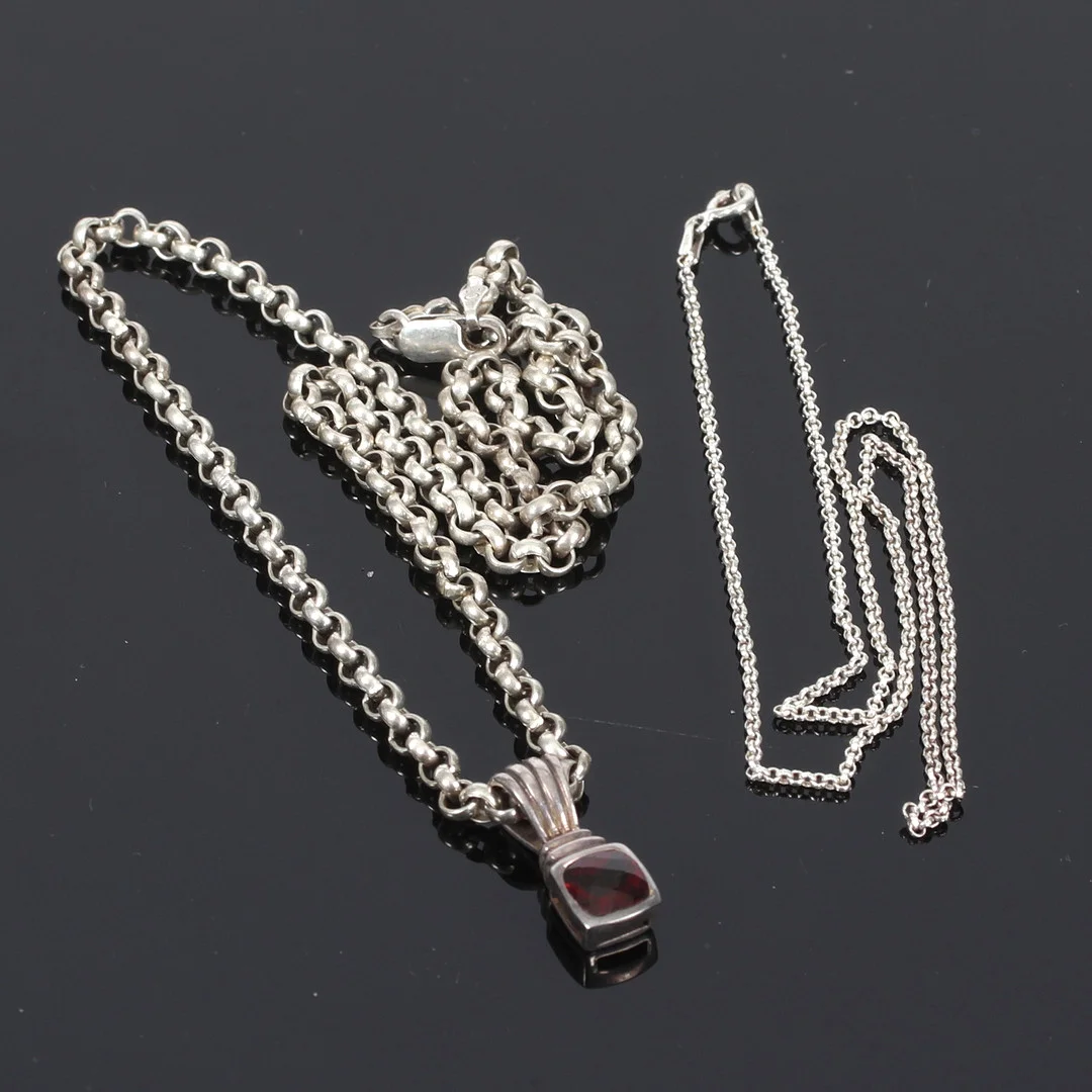 COLLIER, 2 st. Sterling silver, hänge med röd sten. 1900-talets sista halva. — Necklace — Stadsauktion Sundsvall