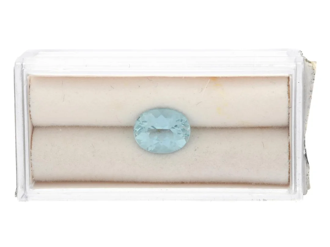 AKVAMARIN, ovalslipad, ca 10x8 mm, i försluten låda från H.Stern. — Ädelstenar/Akvamarin — Kaplans