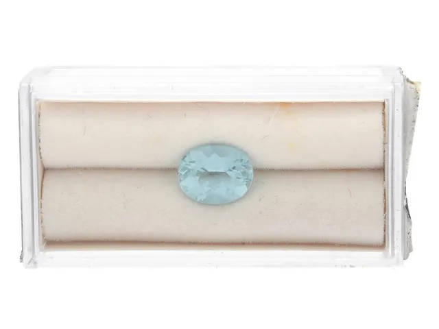 AKVAMARIN, ovalslipad, ca 10x8 mm, i försluten låda från H.Stern.
