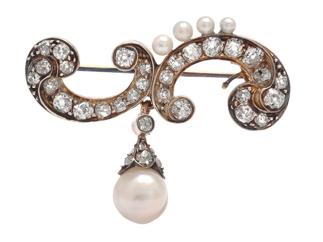 BROSCH, 14K guld/silver, 35 gammalslipade diamanter ca 2,00 ctv, ca TW/VS- SI, 9 diamanter skadade, 5 orientaliska pärlor, 4 x 3,5 cm, vikt 10,5 g. — Smycken/Brosch — Kaplans