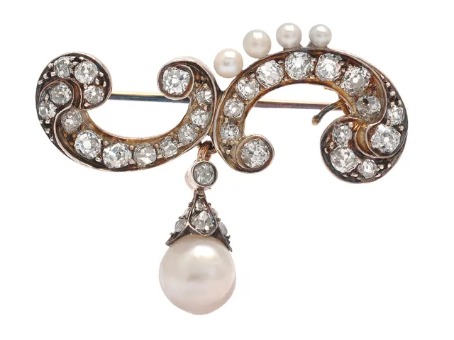 BROSCH, 14K guld/silver, 35 gammalslipade diamanter ca 2,00 ctv, ca TW/VS- SI, 9 diamanter skadade, 5 orientaliska pärlor, 4 x 3,5 cm, vikt 10,5 g.