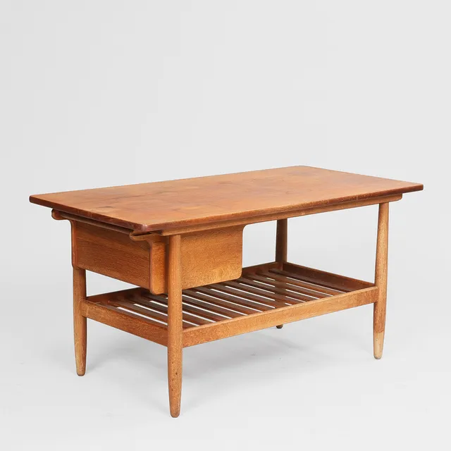 EJVIND A. JOHANSSON. Sofabord med stel af massiv eg og top af teak, C.M. Madsen for FDB, Danmark, formgivet 1958.