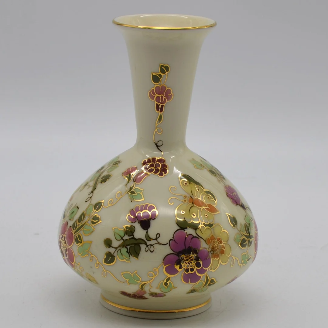 ZSOLNAY PECS HUNGARY, PORZELLANVASE, ELFENBEINFARBE MIT BLUMEN UND SCHMETTERLINGEN, GOLDMALEREI, MITTE 20. JAHRHUNDERT. — European — Kunst- und Auktionshaus Kleinhenz