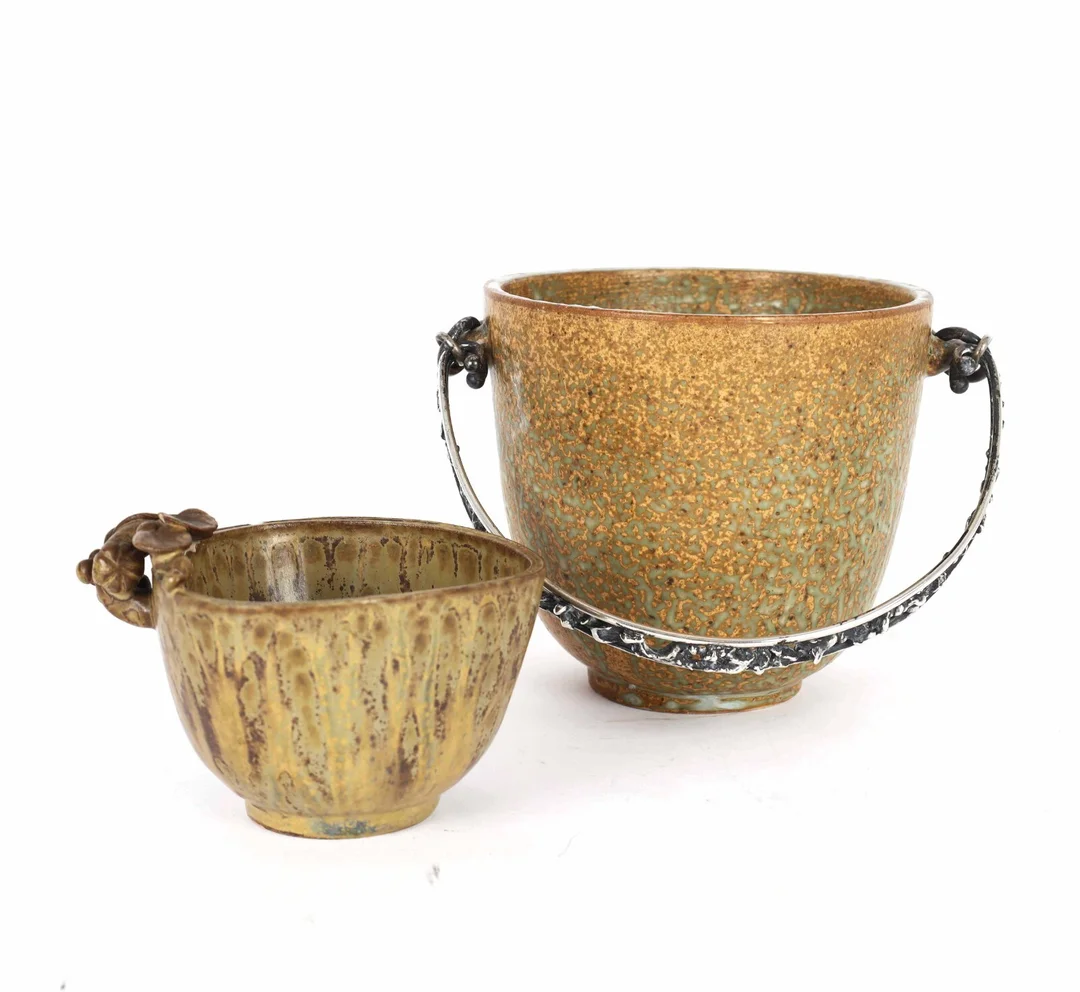 Arne Bang (1901-1982)/ Aage Weimar (1902-1986): Stoneware ice bucket with silver handle, and small 3-sided stoneware bowl. (2) — Glass, porcelain and ceramics/Vases, bowls, dishes — Lauritz