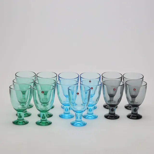 KERTTU NURMINEN. VINGLAS, 15 st, "Verna", Iittala.