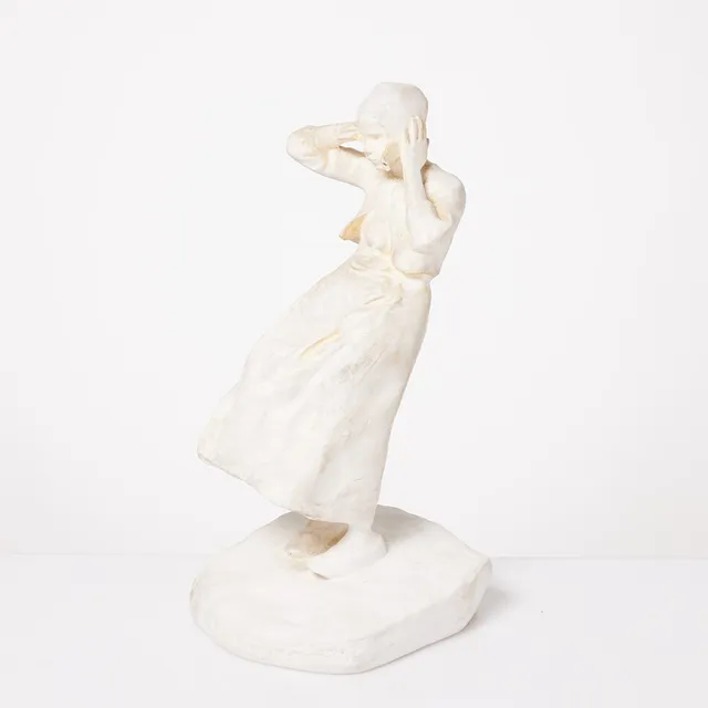 RUTH MILLES. "Flicka i blåst", skulptur, signerad Ruth Milles, gips, 1900-talets första hälft.
