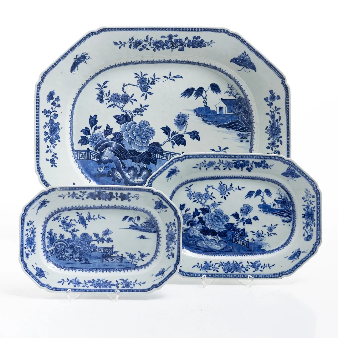 Stekfat, tre stycken, porslin. Qing dynastin, Qianlong (1736-95). — Asiatisk keramik & konsthantverk/Keramik — Bukowskis