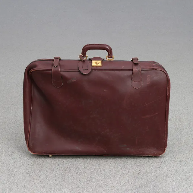 CARTIER, RESVÄSKA "les Must de Cartier". Rött läder med mässingsfärgade detaljer.