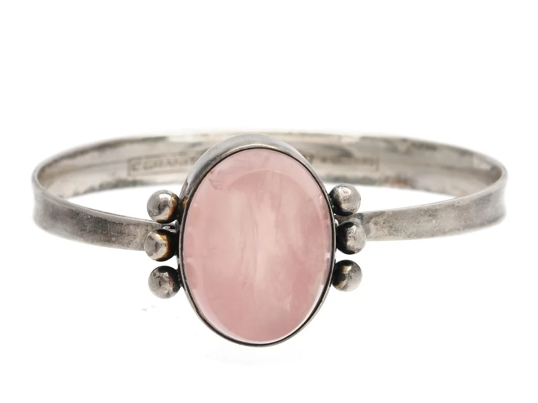 ARMBAND, silver, rosenkvarts, 1966, Finland, inre omkrets ca 18 cm, vikt 20,3 g. — Smycken/Armband — Kaplans
