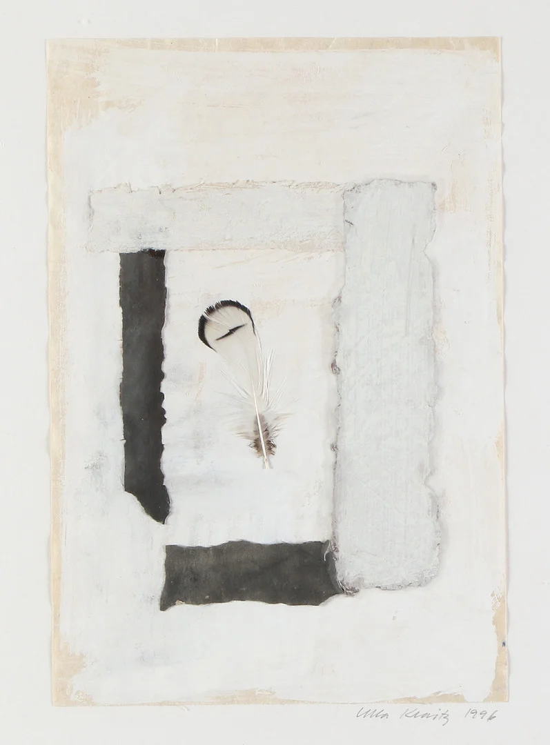 ULLA KRAITZ. Blandteknik/collage. Komposition med fjäder. Signerad. — Paintings — Skånes Auktionsverk