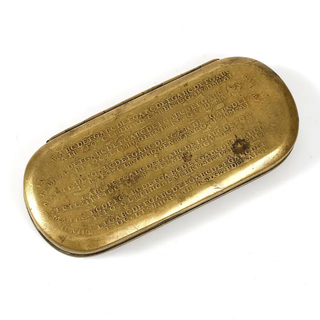 KALENDERDOSA, mässing, C: Norman, 1787.