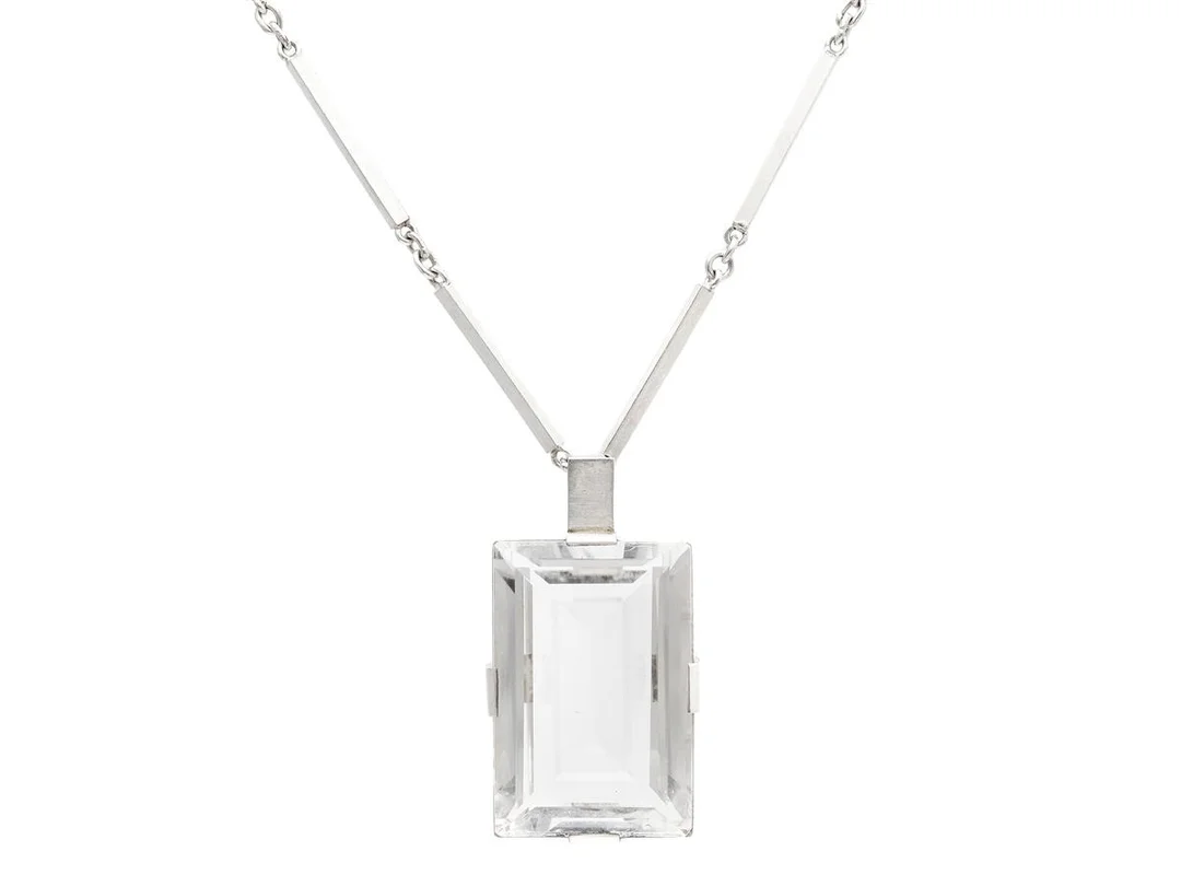 ENGELBERT, hänge med kedja, silver, bergkristall, stavlänk, design Stigbert, Stockholm 1944, höjd på hänget 3,9 cm, längd på kedjan 67 cm, vikt 36,2 g. — Smycken/Hänge med kedja — Kaplans