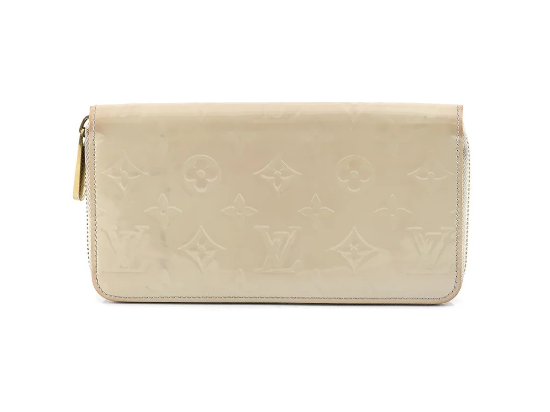 PLÅNBOK, LOUIS VUITTON, Zippy Organizer, monogram vernis, cremefärgd skinnlack, 20x11x2cm, 8st kontokortsfack, mynt, sedel, lite fläckar. — Accessoarer/Plånböcker — Kaplans